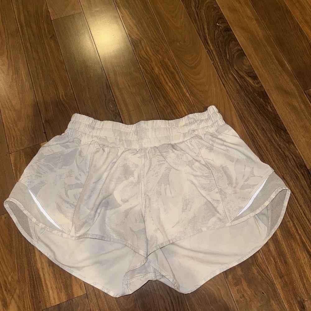 Lululemon Hotty Hot Low Rise 2.5" White/Gray Patterned Running Shorts